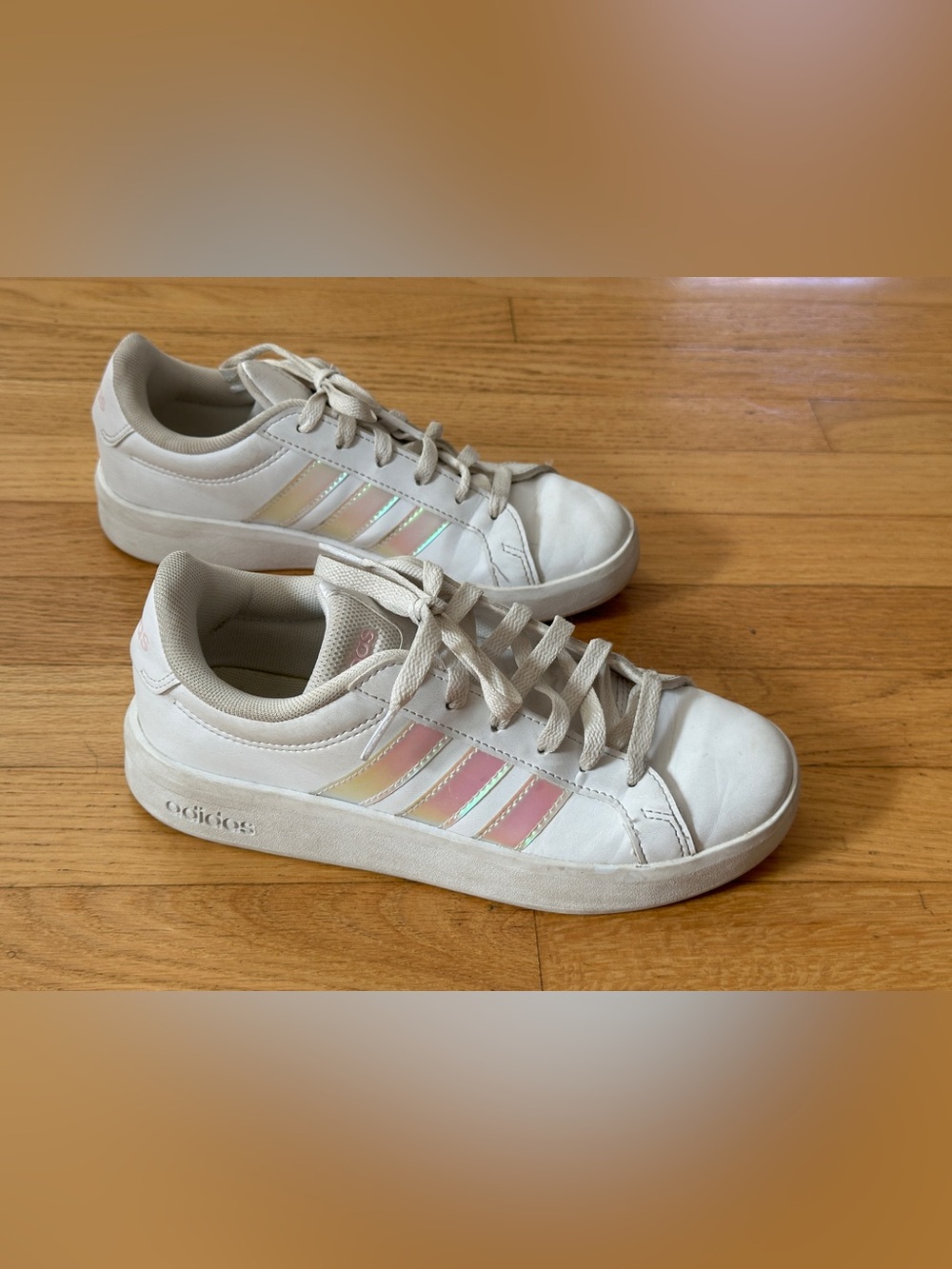 Girls size 4 Adidas Grand Court 3.0 athletic shoe- white w/ pink metallic stripe
